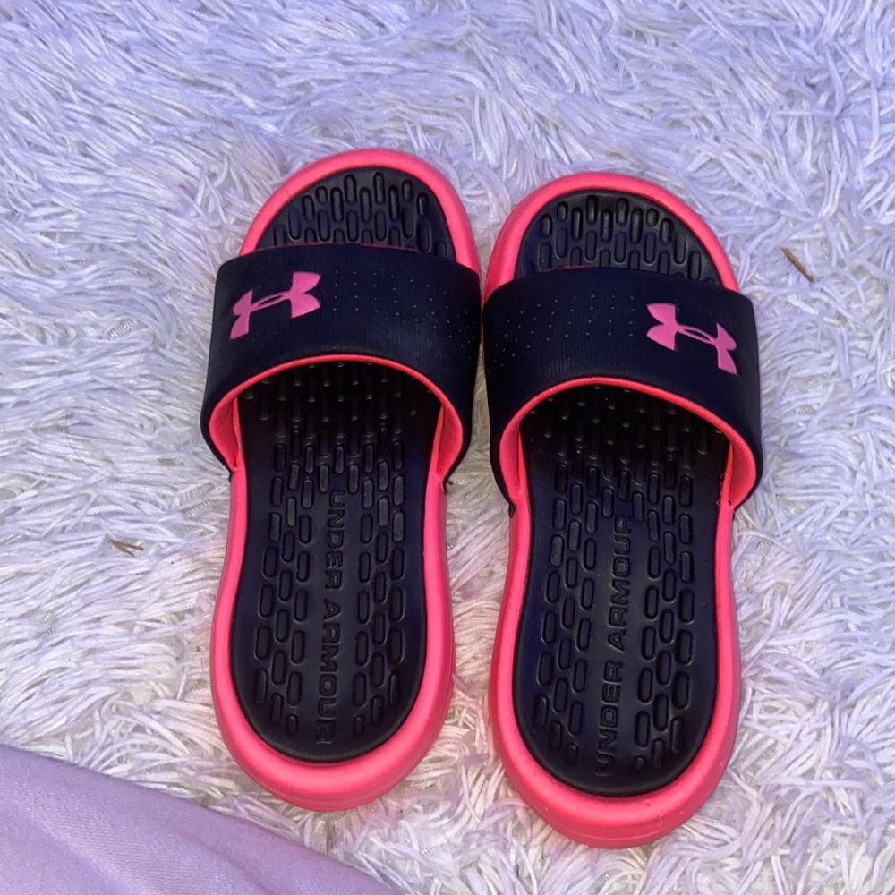 brand: under armor size: YOUTH 3 color: pink and black condition: barley used